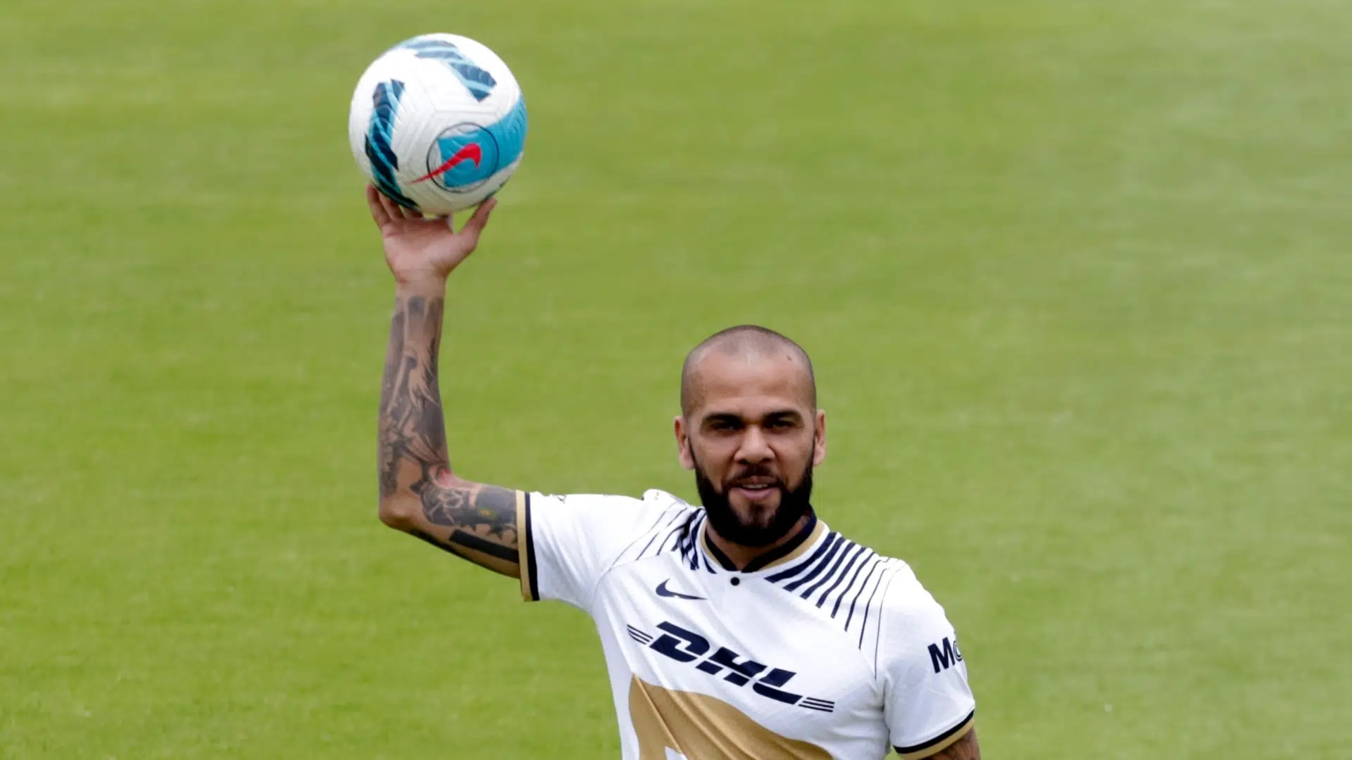 Alves footballeur international brésilien et arrière droit milieu de terrain Pumas UNAM