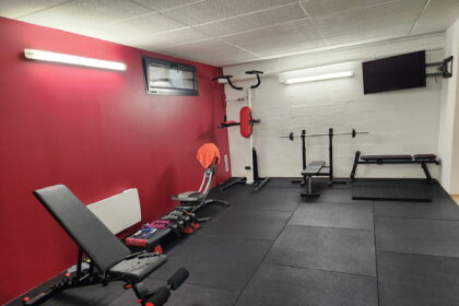 Salle de sport polyvalente : comment protéger le sol selon les exercices pratiqués ?