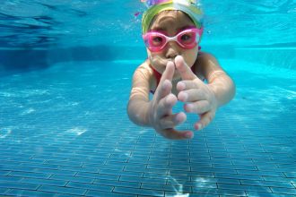 Natation enfant à Paris : à quel âge commencer et comment s'organiser ?