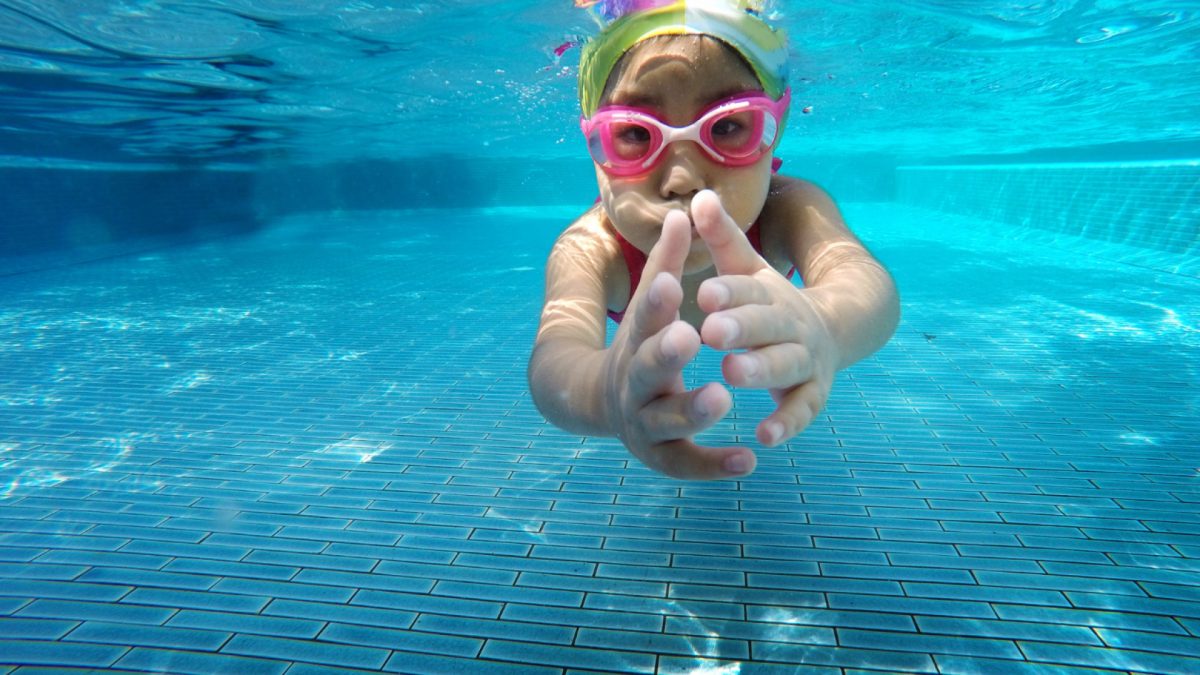 Natation enfant à Paris : à quel âge commencer et comment s'organiser ?