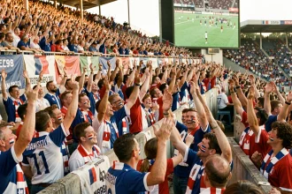 Supporters français en liesse dans une fan zone parisienne lors de la Coupe du monde 1998, visages peints aux couleurs tricolores